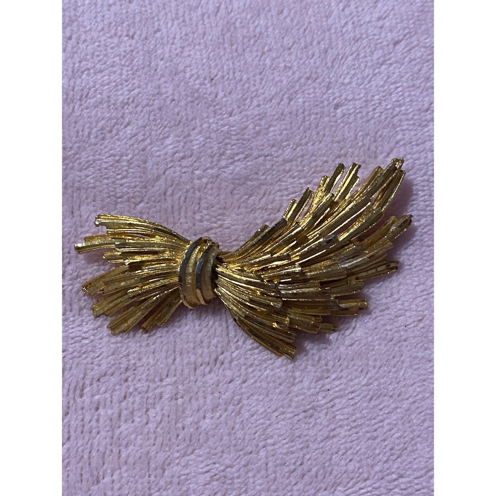 BSK signed flare Bow Shaped Vintage Brooch Pin gold toned midcentury hollywood
